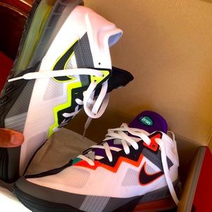 NIKE LEBRON 18 . Low Ep size 9.5